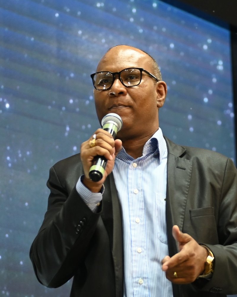 Pr. Anderson Souto pregando com microfone