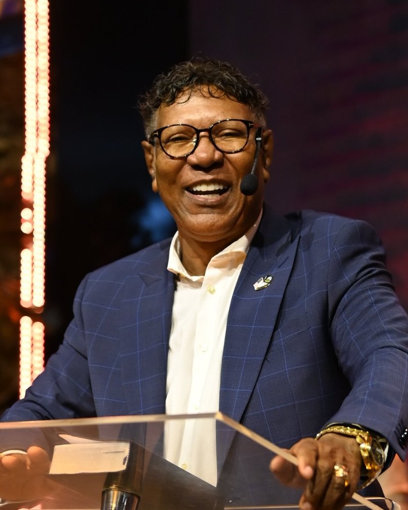 Rev. Apolono Souto sorrindo no púlpito