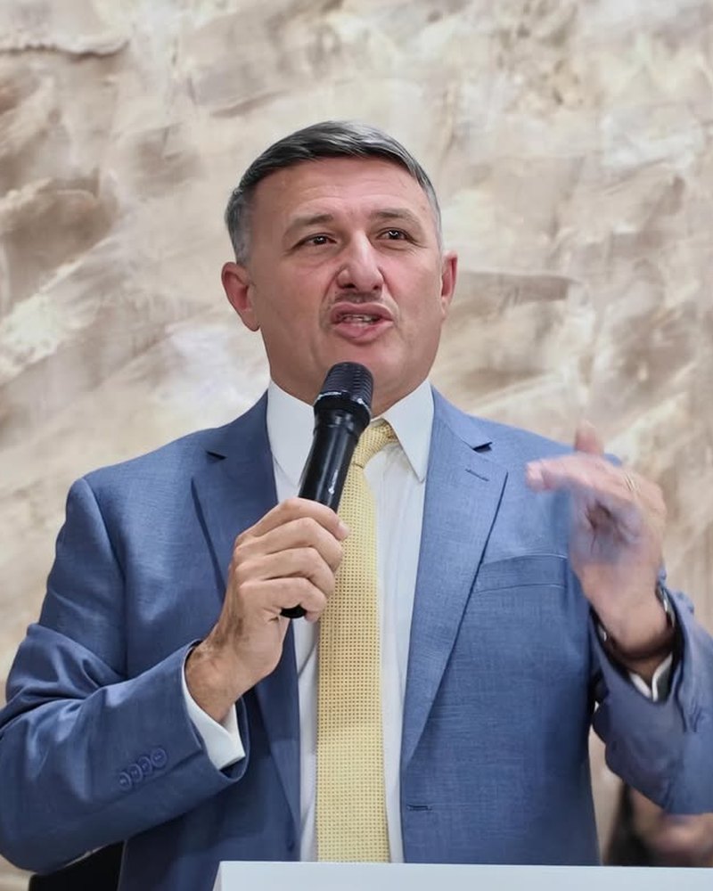 Pr. Carlos Cruz pregando no púlpito