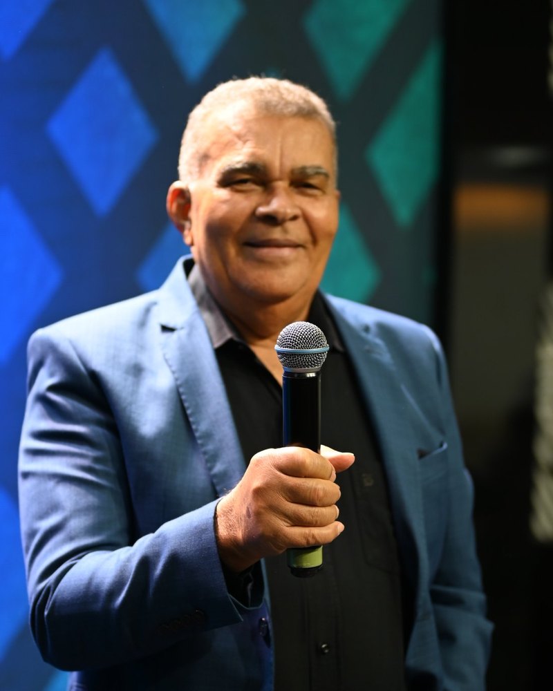 Pr. José Antonio sorrindo com microfone