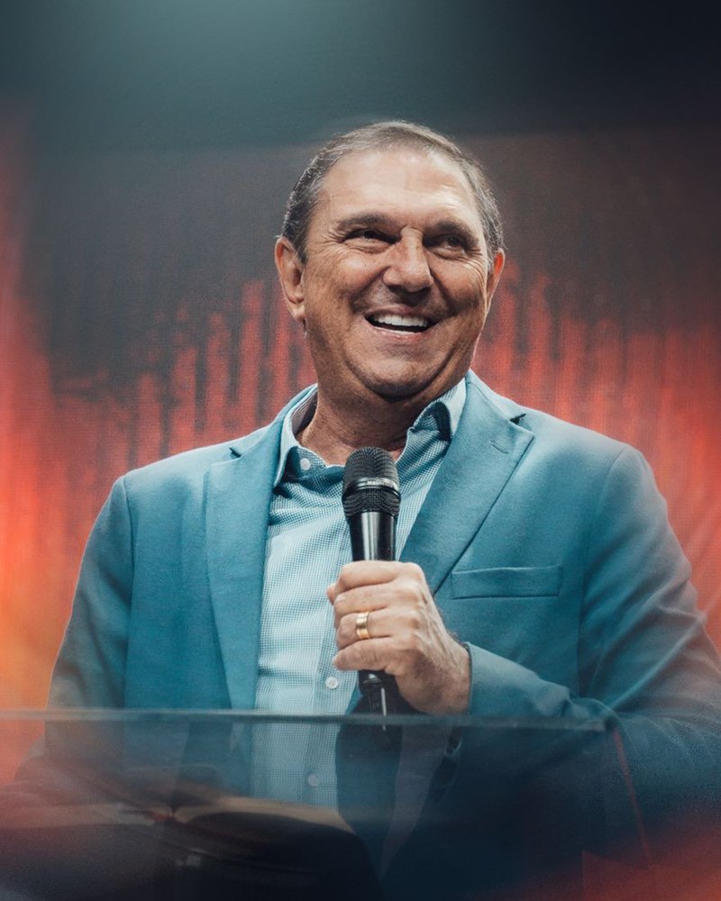 Pr. Mirko Levak sorrindo com microfone
